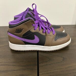 Size 5.5Y-jordan 1 mid purple mocha